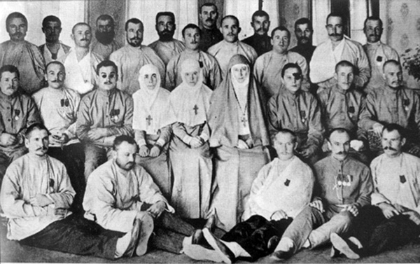 97. 1914 г. МС ранеными воинами..jpg